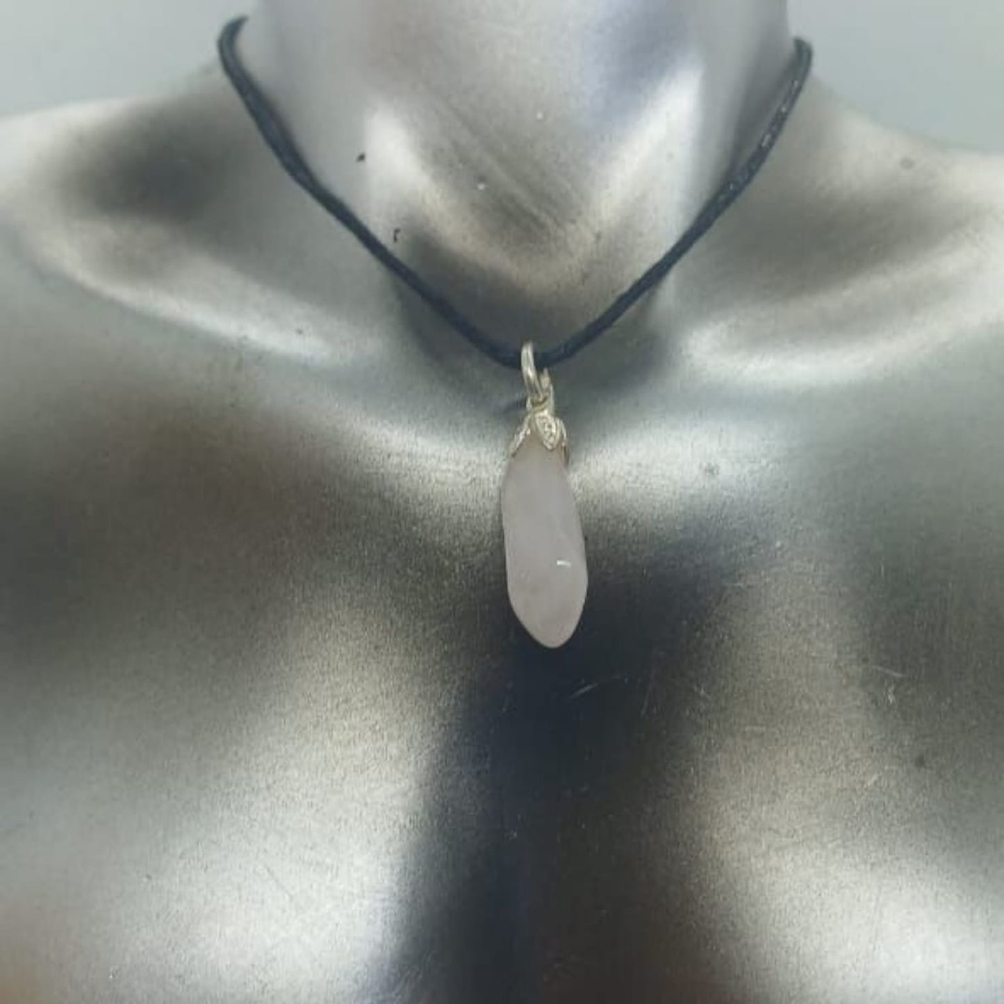 ROSE QUARTZ PENDANT NECKLACE
