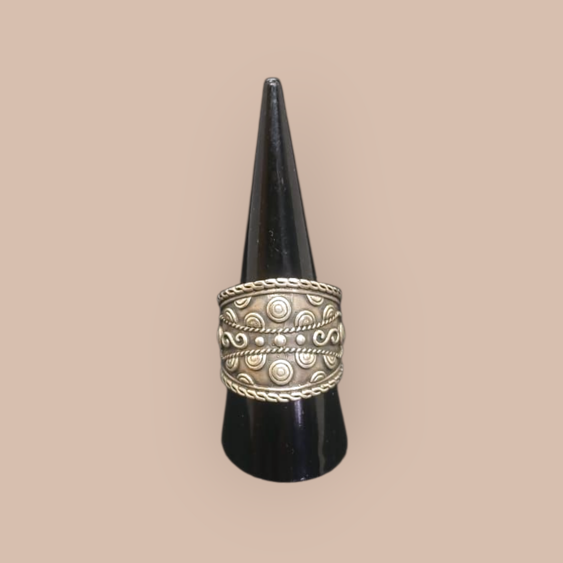 STERLING SILVER CHUNKY RING WITH DETAIL