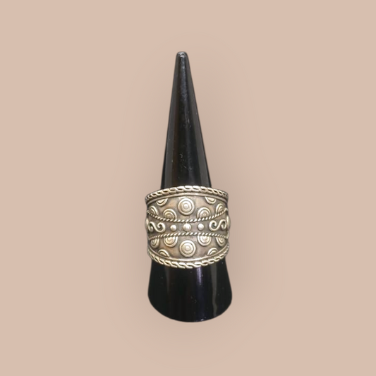 STERLING SILVER CHUNKY RING WITH DETAIL