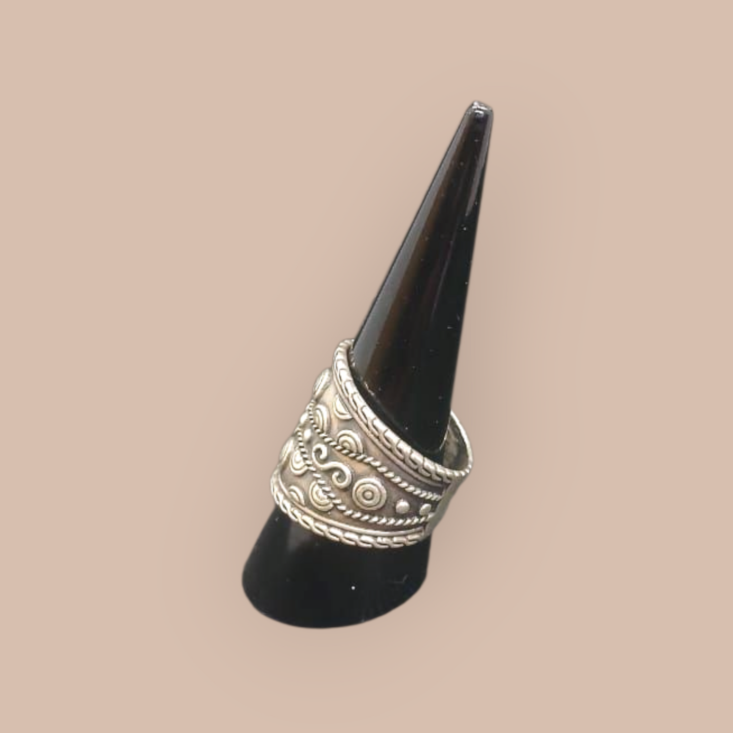STERLING SILVER CHUNKY RING WITH DETAIL